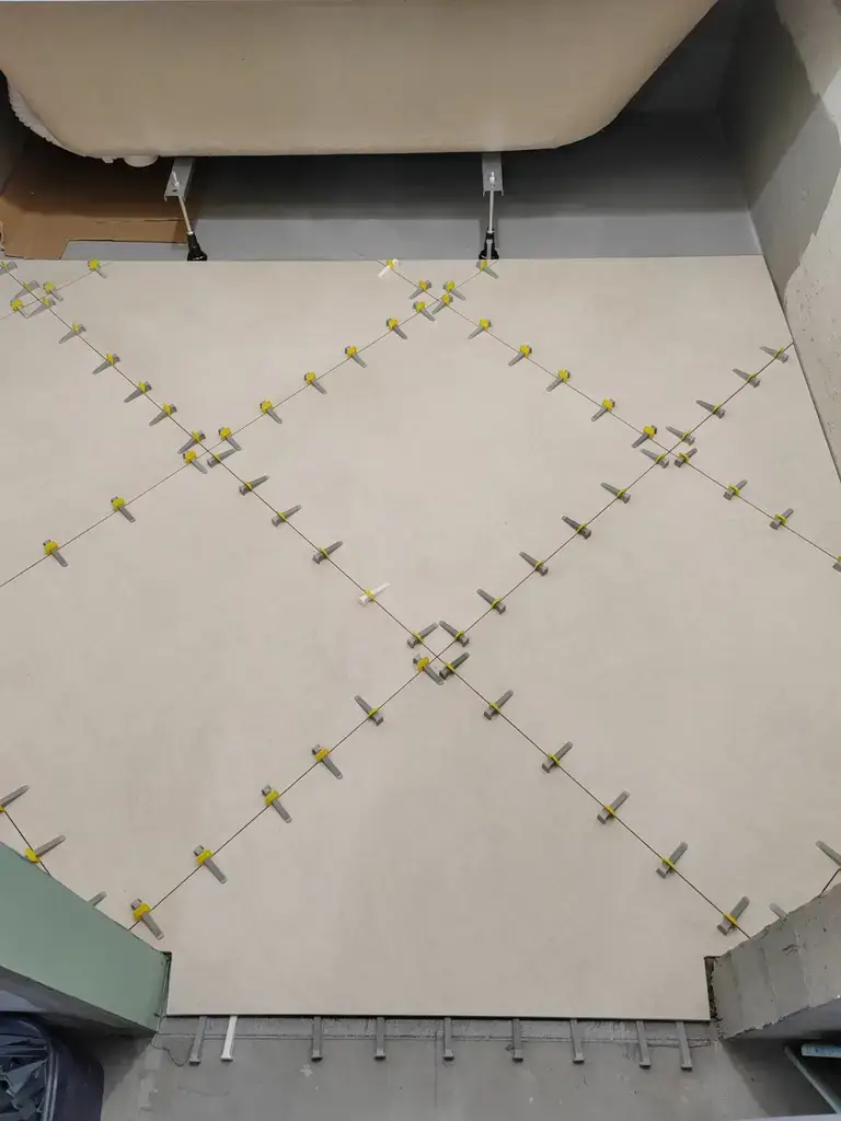 Укладка плитки в санузле, базовый ряд