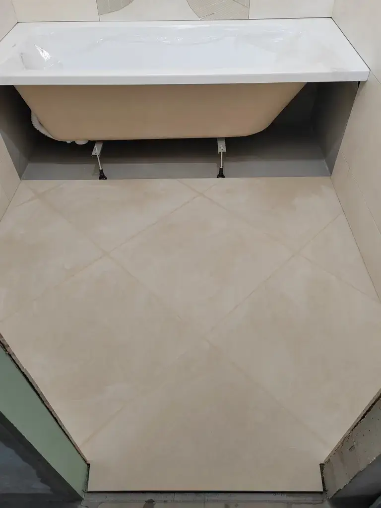 Готовая стена ванной, плитка с рисунком