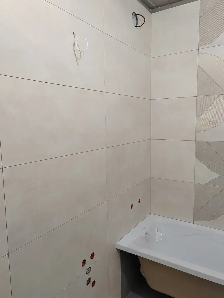 Облицовка стен плиткой, аккуратные швы