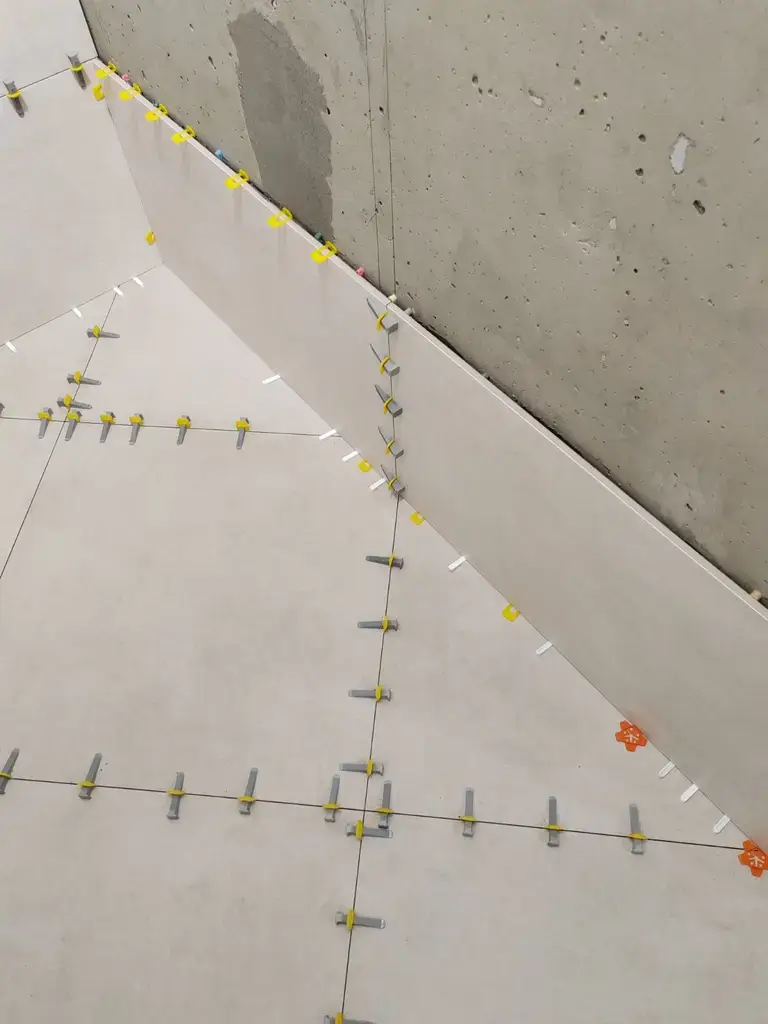 Аккуратное формирование углов плитки