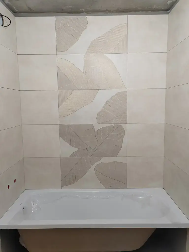 Пол ванной, плитка под ванну