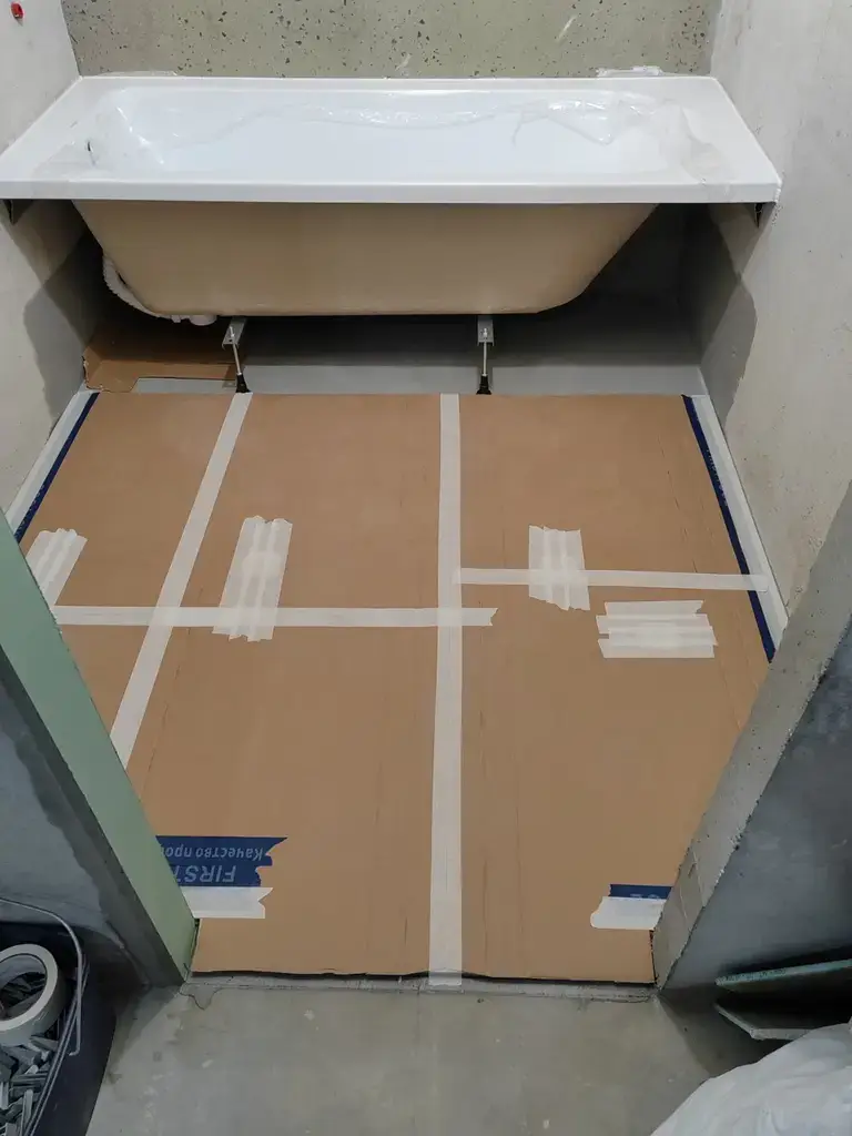 Плитка на полу санузла, подготовка под затирку