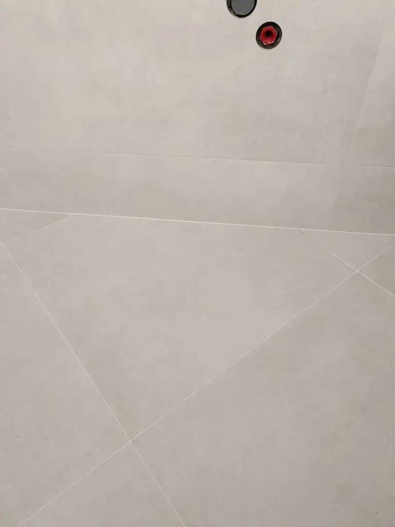 Монтаж плитки под инженерные выходы