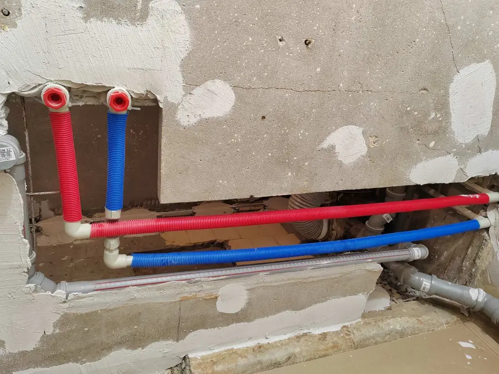 Разводка труб, скрытая за плиткой
