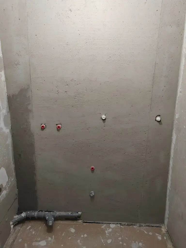 Черновой этап укладки плитки на стены