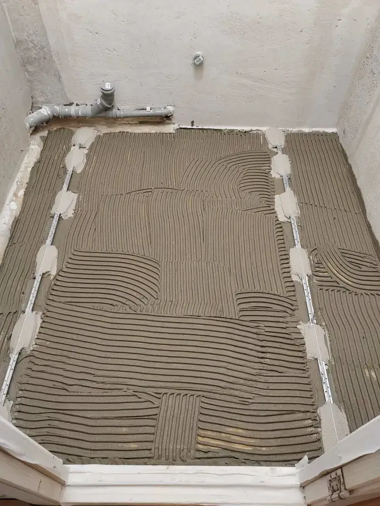 Подготовка пола под плитку, нанесение клея