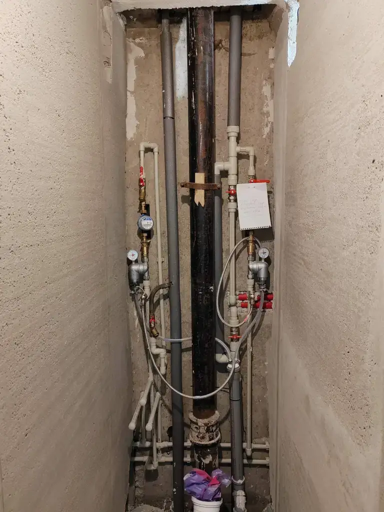 Стояк и разводка труб в шахте