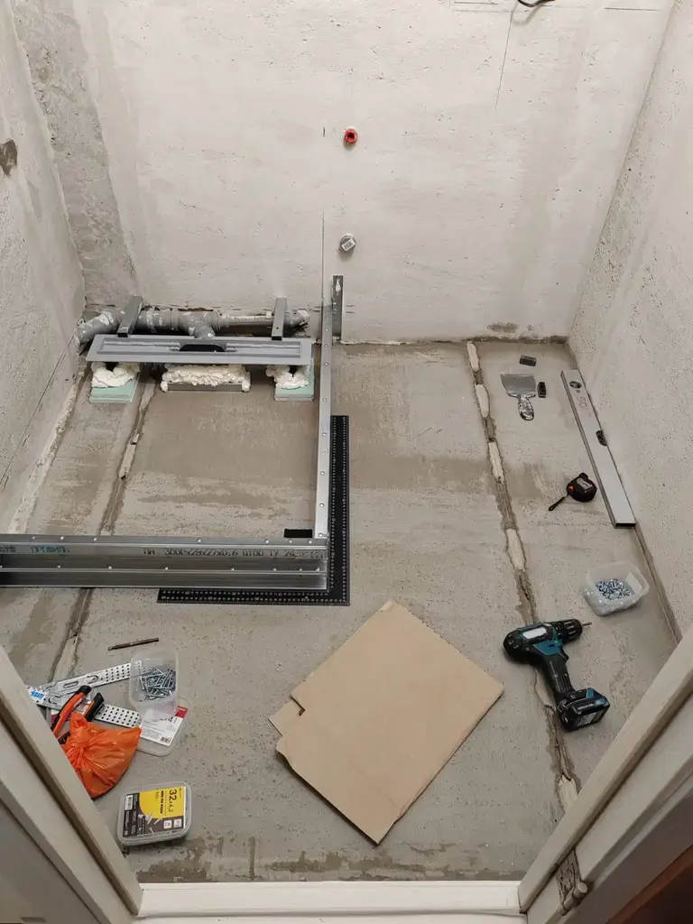 Санузел в процессе плиточных работ