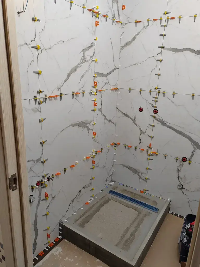 Укладка плитки на стенах с точной разметкой