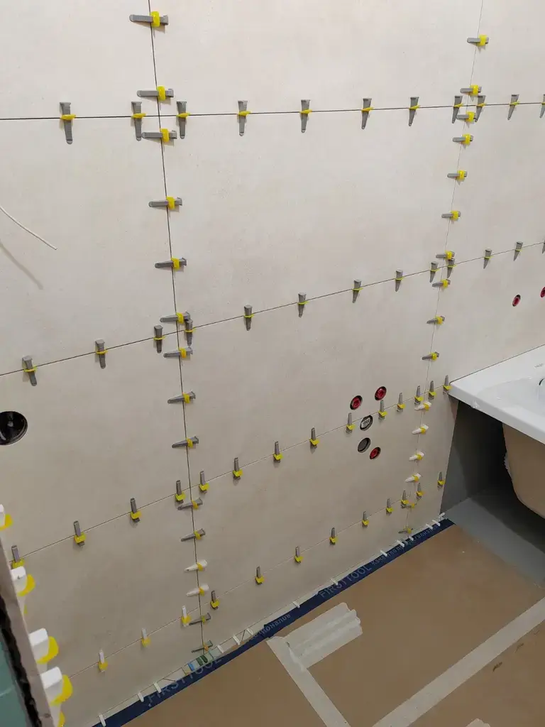 Разметка и фиксация плитки крестиками