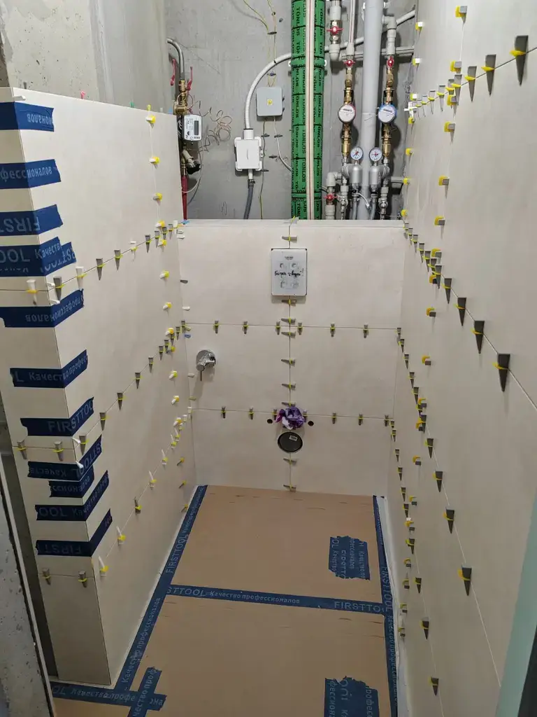 Разводка труб и плитка в ванной комнате